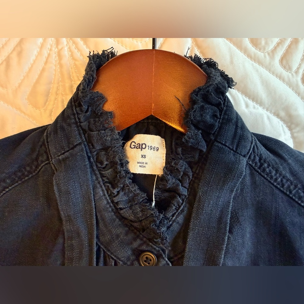 GAP Ruffled Collar Button up. - Picture 3 of 3